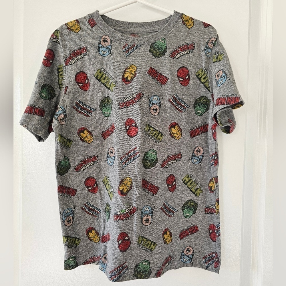 Kid's sz 7 Marvel Avengers All Over Print T-Shirt Gray Spider-Man Hulk Iron‎ Man